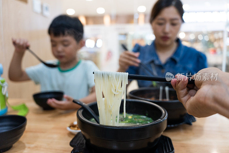 在饭店吃米粉