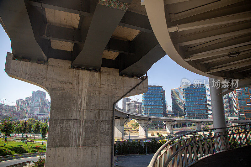 高速公路上用于交通运输的高架桥建设