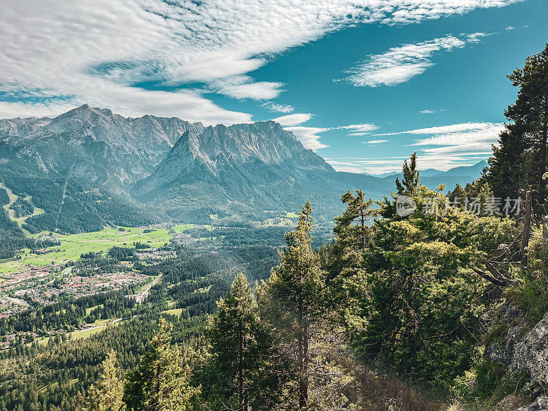 德国Garmisch-Partenkirchen周围美丽的高山景观