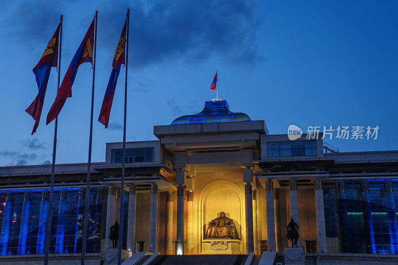 乌兰巴托国家大呼拉尔周围的蒙古国旗