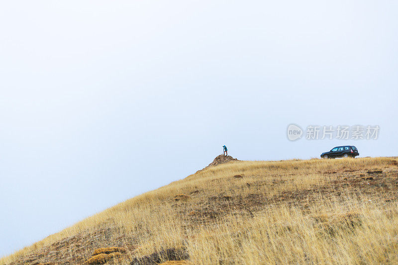山顶上的摄影师捕捉风景