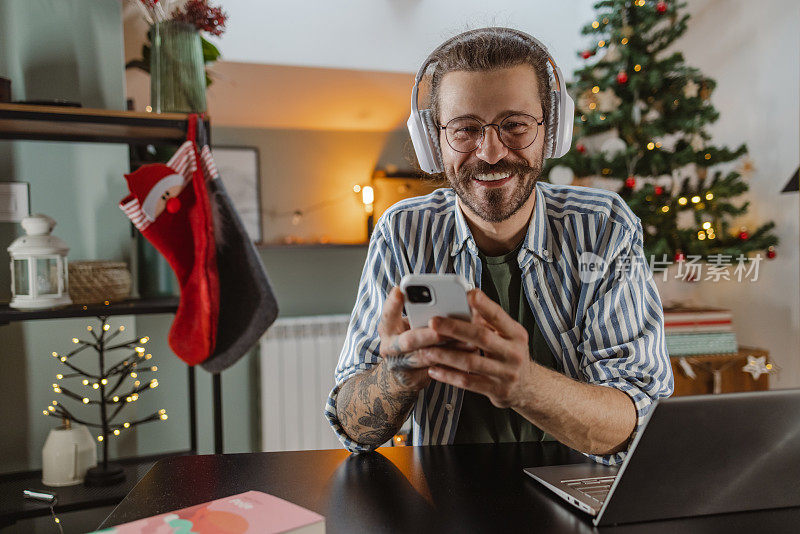 现代人在家里享受圣诞假期，使用科技产品