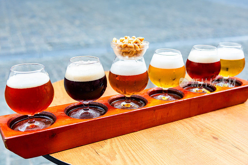 精选比利时啤酒，装在玻璃杯里，但放在木托盘里。