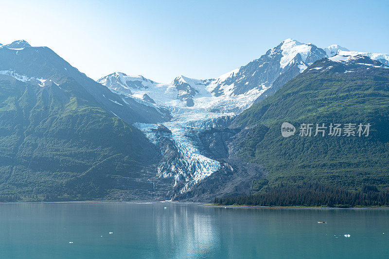 美国阿拉斯加州威廉王子湾学院峡湾的史密斯冰川