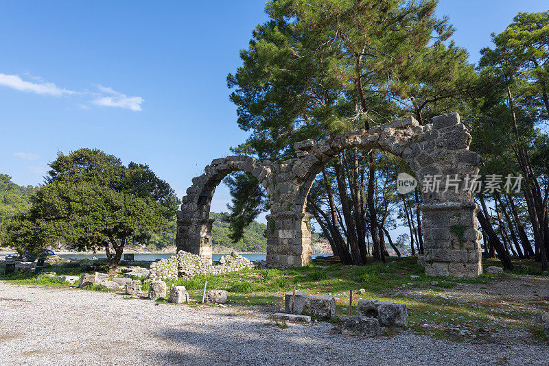 土耳其安塔利亚Phaselis古遗址中被毁坏的渡槽。