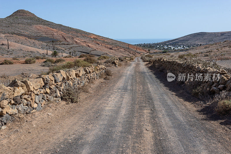 通往兰萨罗特岛加那利岛哈里亚的砾石路