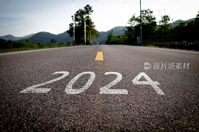 2024这个词写在空旷的道路上。