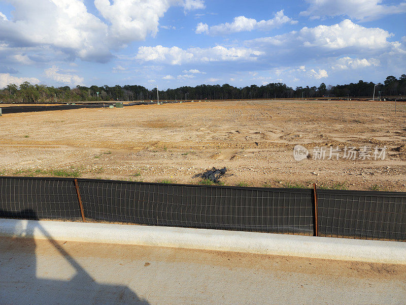 新屋发展项目已清拆土地，道路已完工。公用设施已经安装好，只等着为该地区规划的新建筑。