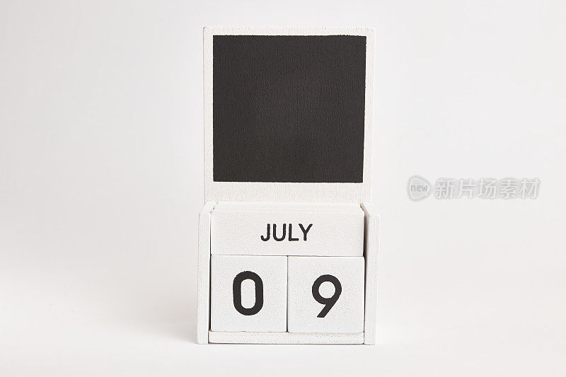 日期为7月9日的日历和设计师的空间。说明某一特定日期的事件。