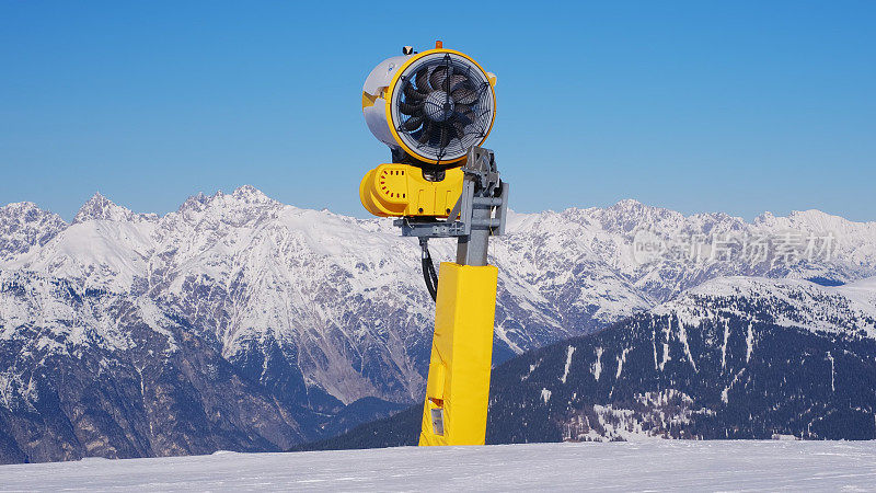 雪炮人工造雪机处于待机状态，位于奥地利阿尔卑斯山脉的滑雪场