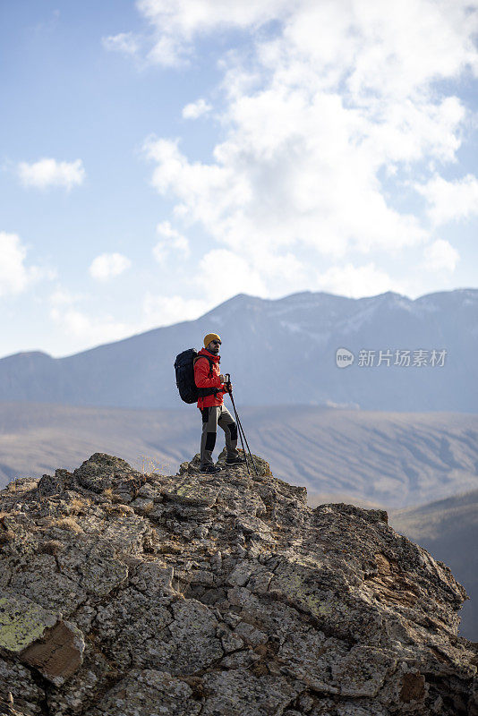 游客在日出时徒步登山