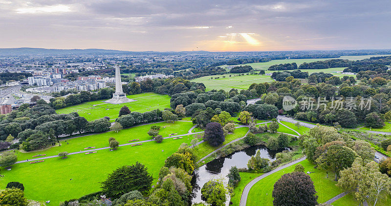 爱尔兰都柏林凤凰公园惠灵顿纪念碑，爱尔兰著名旅游胜地，欧洲景观公园，欧洲著名城市公园，凤凰公园日落鸟瞰图，日落湖和城市公园