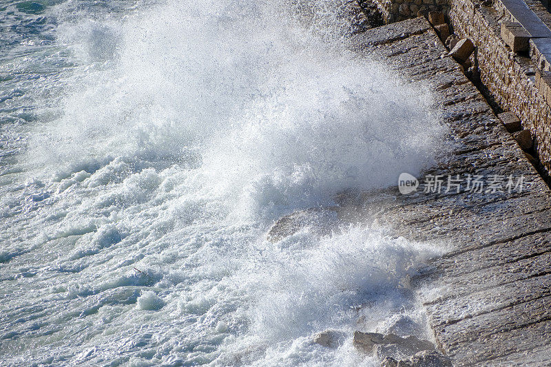 巨浪冲击着防波堤