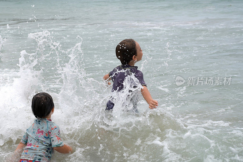 一家人在海浪中嬉戏