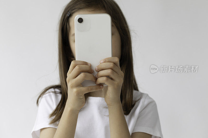 小女孩在用手机