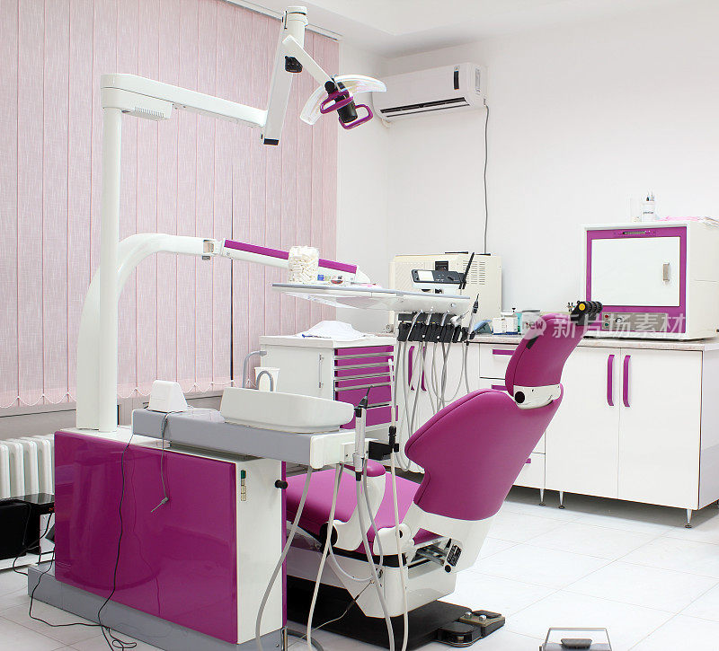牙科诊所配有椅和设备