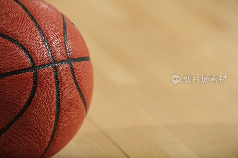 一个篮球在体育馆的地板上