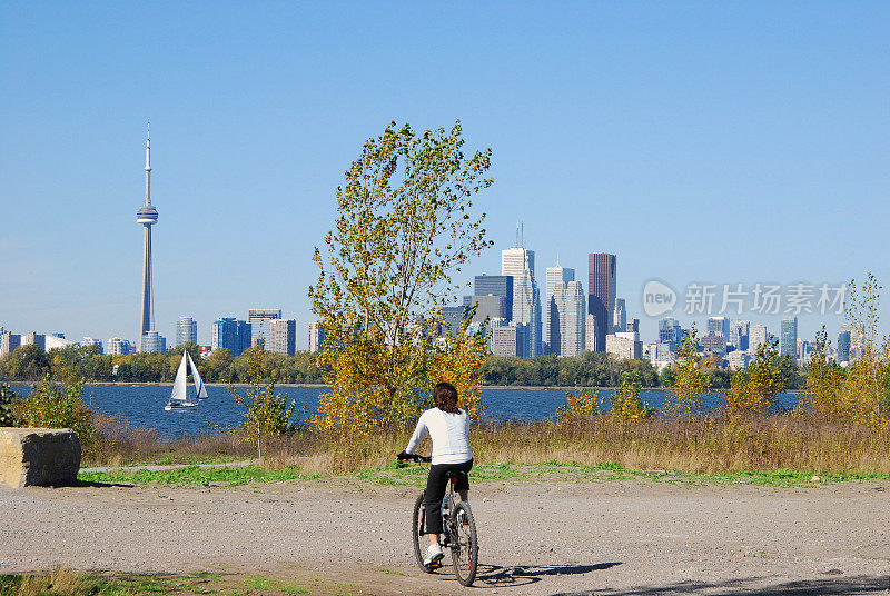 自行车和多伦多的天际线