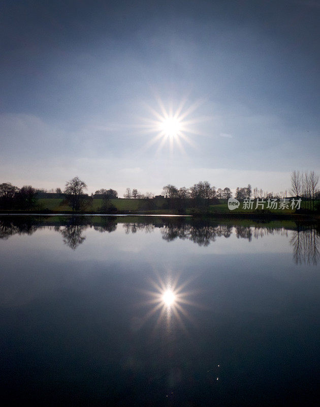 阳光照在湖面上，反射在湖面上