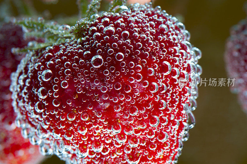 草莓泡在水里，特写