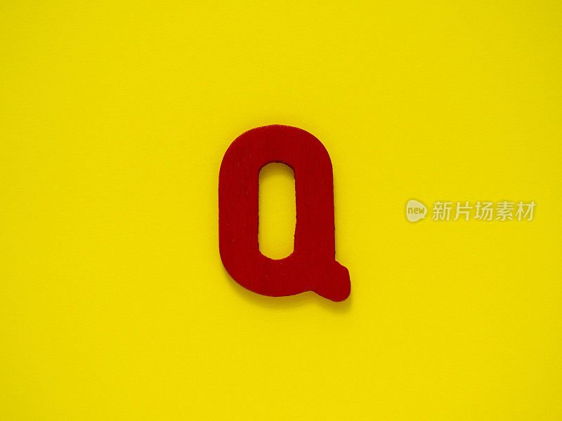 大写字母Q红色字母Q木头黄色背景。