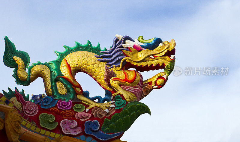 龙守卫在中国寺庙的屋顶上