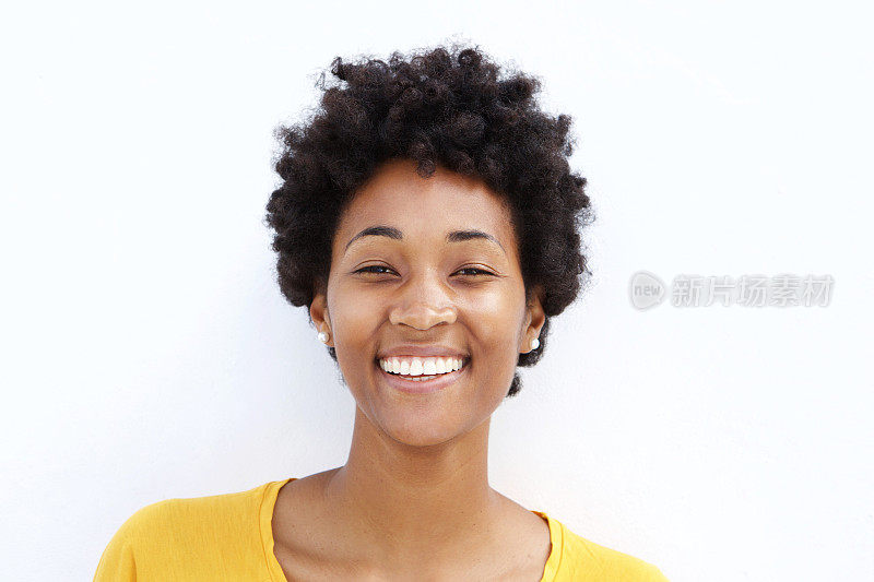 一个微笑的年轻黑人妇女的特写
