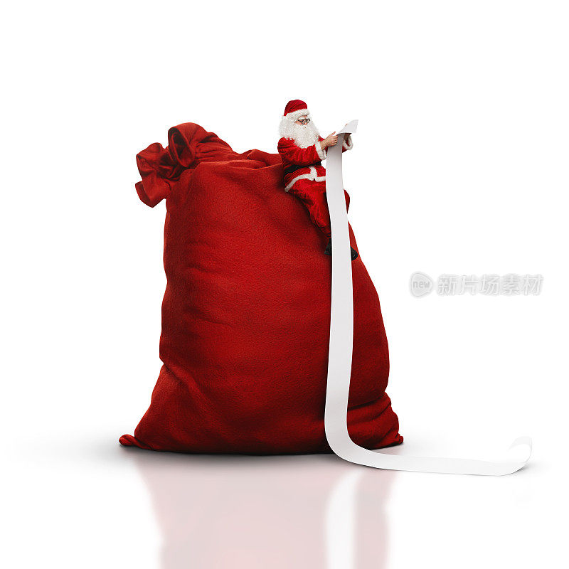 圣诞老人坐在大袋子上读长长的清单