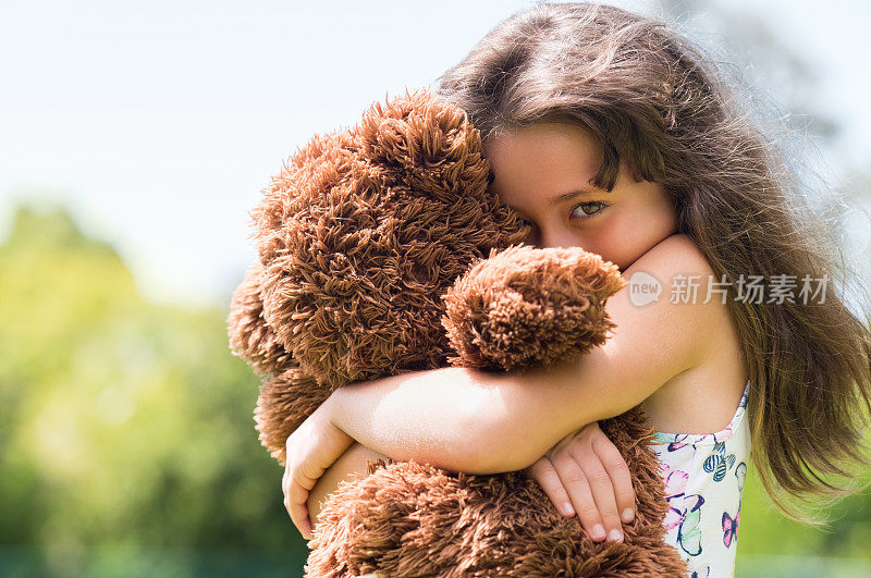 女孩拥抱泰迪熊