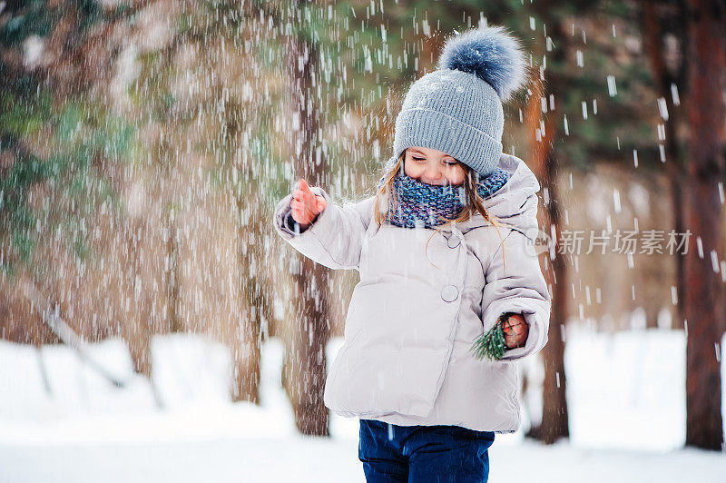 可爱快乐的小女孩在雪地里玩耍