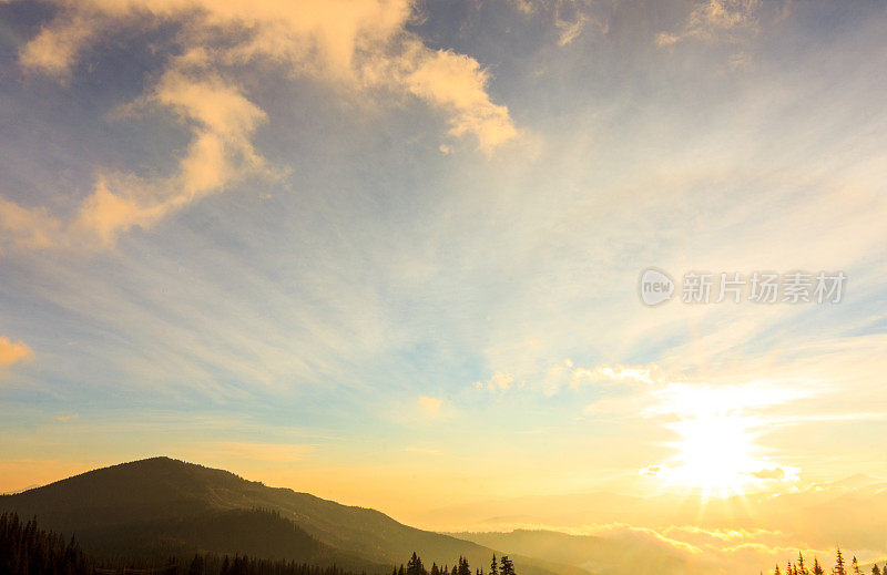 喀尔巴阡山脉。美丽的山景。大自然在山中。美丽的云。