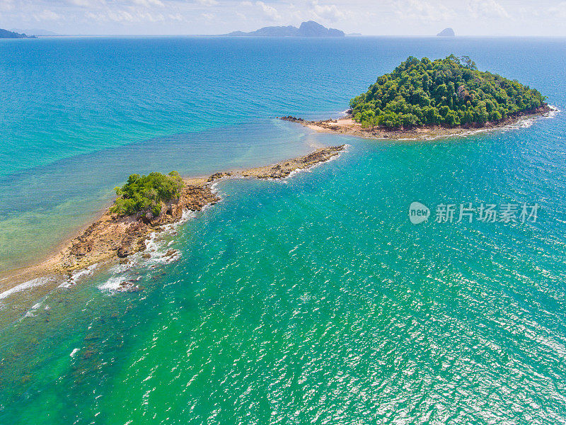 美丽的日落在热带海洋与长尾船在泰国南部