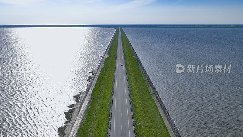 汽车在沿海公路上行驶