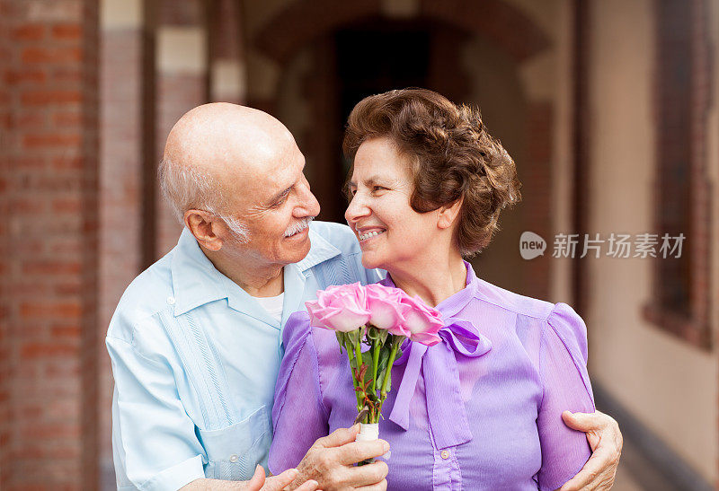 浪漫的丈夫送花给妻子