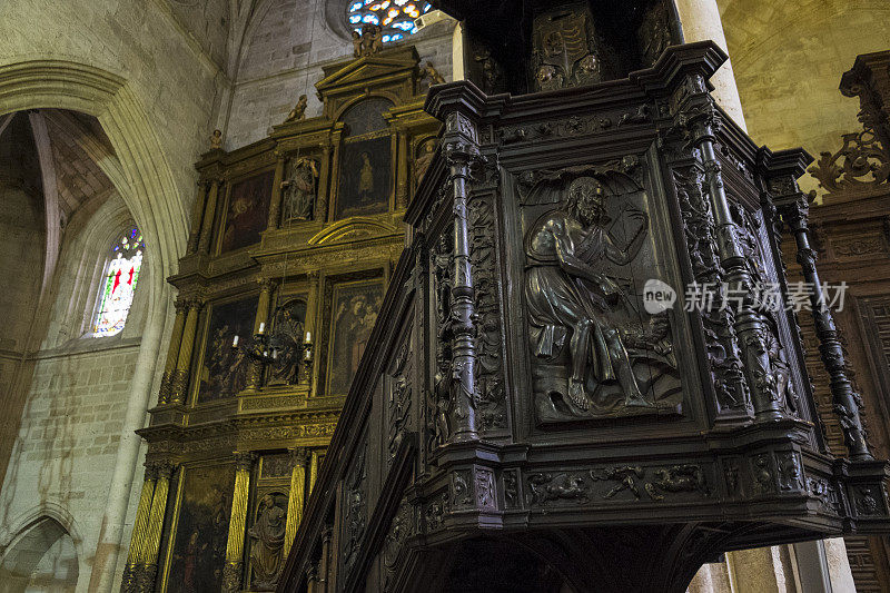 西班牙教堂里文艺复兴时期的讲坛