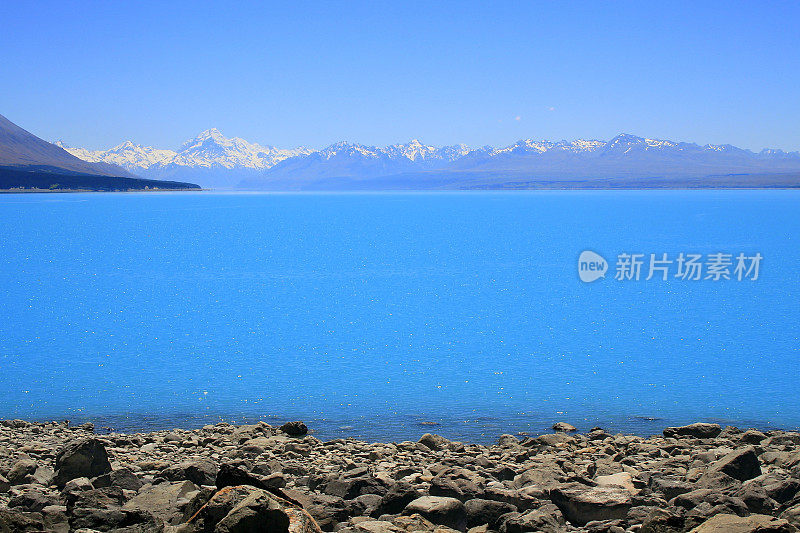 雄伟的库克山雪山山脉从蓝绿色的特卡波湖，坎特伯雷，田园诗般的新西兰南部