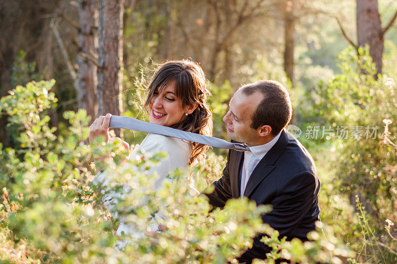 一对夫妇刚在森林里结了婚，还打了领带