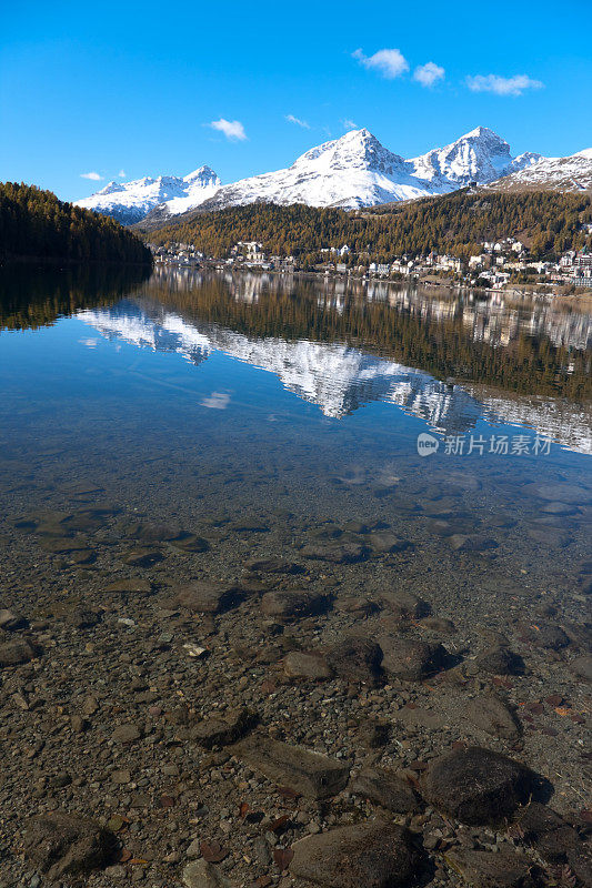 在瑞士恩加丁的圣莫里茨和他的湖。