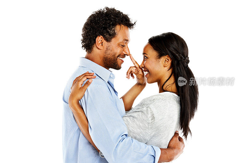 一对非裔美国情侣在一起度过浪漫时光
