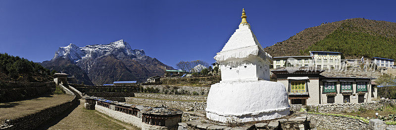 塔和雪峰夏尔巴人村庄全景喜马拉雅山尼泊尔