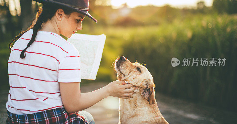 和她的狗一起看地图