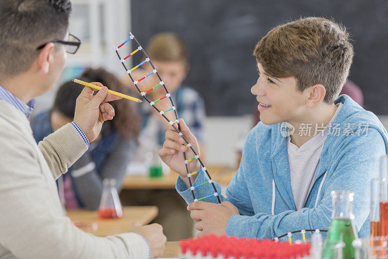 自信的老师与男学生谈论基因研究