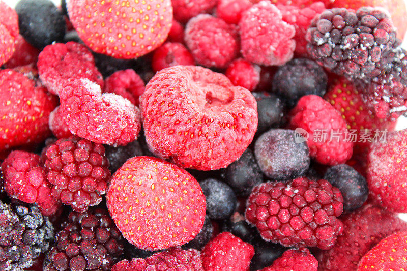 冰冻的夏季水果和浆果，草莓，覆盆子，蓝莓