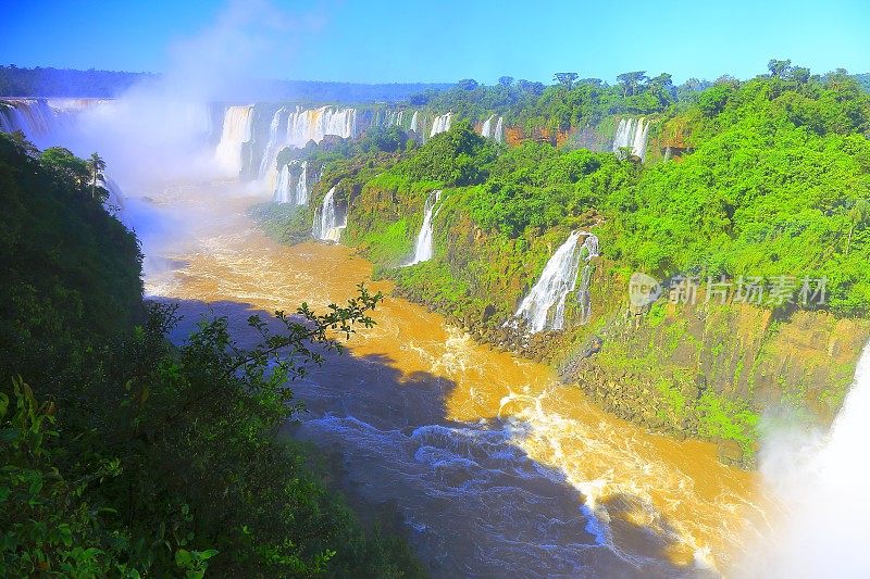 巴西的伊瓜苏瀑布，魔鬼之喉和绿色雨林