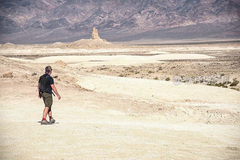 在加州沙漠荒野徒步旅行的人