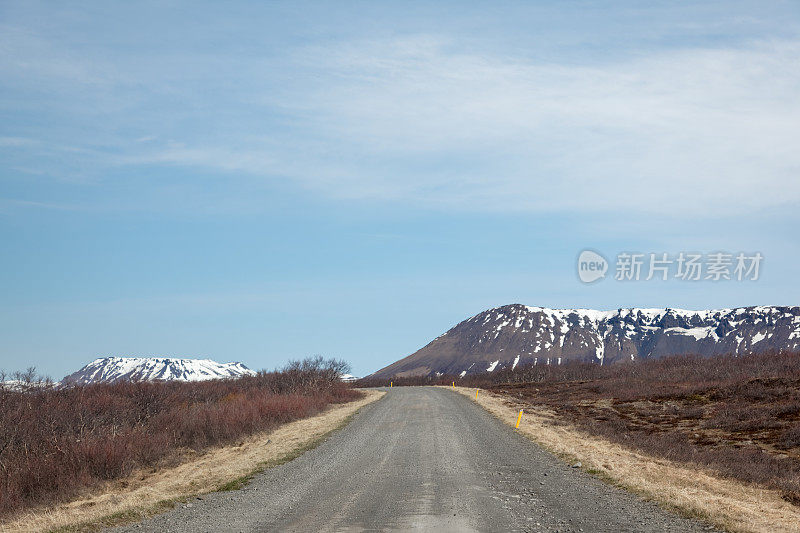 穿越冰岛风景的道路