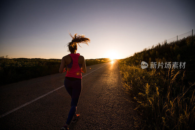 女人慢跑穿过美丽的乡村