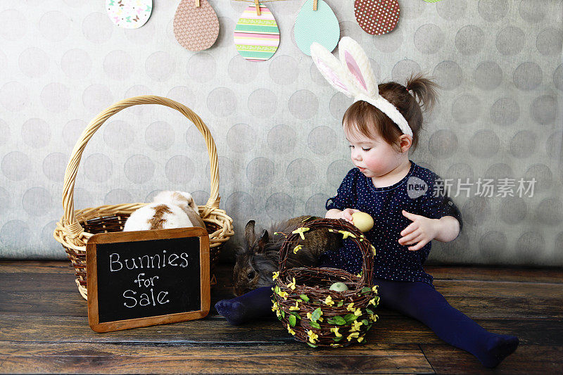 有复活节兔子的小女孩