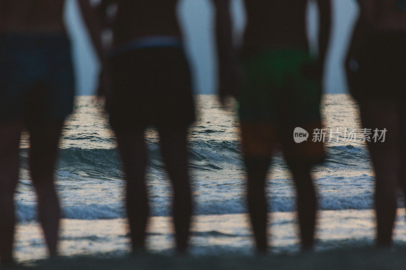暑假与朋友:海滩聚会日落