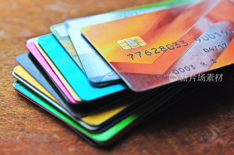 木质背景上的一大堆五颜六色的信用卡